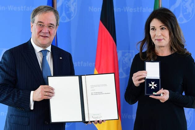 Verleihung des Landesverdienstordens Armin Laschet ( Ministerpräsident Nordrhein-Westfalen ), links - Iris Berben, rechts 01.07.2020, Nordrhein-Westfalen, Düsseldorf: In diesem Jahr wird die Landesverfassung des Landes Nordrhein-Westfalen 70 Jahre alt. Aus diesem Anlass zeichnet der Ministerpräsident Armin Laschet zehn Persönlichkeiten für ihre Verdienste um das Gemeinwohl mit dem Verdienstorden des Landes aus. *** Award of the Order of Merit of the State of North Rhine-Westphalia, left Iris Berben, right 01 07 2020, North Rhine-Westphalia, Düsseldorf This year the constitution of the State of North Rhine-Westphalia will be 70 years old On this occasion the Prime Minister Armin Laschet honours ten personalities for their services to xRx