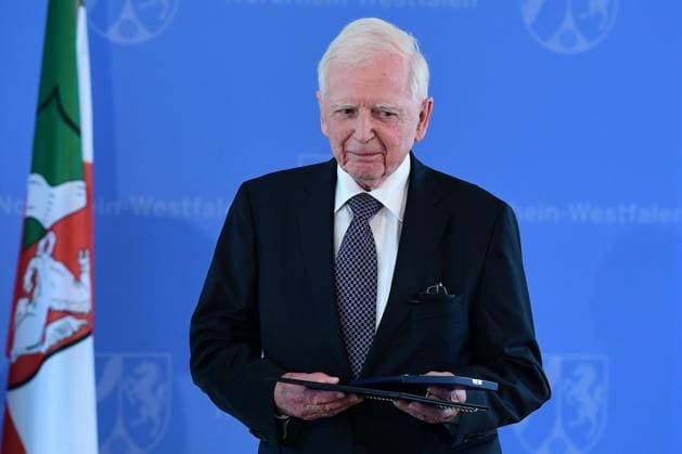 Verleihung des Landesverdienstordens Prof. Harald Zur Hausen 01.07.2020, Nordrhein-Westfalen, Düsseldorf: In diesem Jahr wird die Landesverfassung des Landes Nordrhein-Westfalen 70 Jahre alt. Aus diesem Anlass zeichnet der Ministerpräsident Armin Laschet zehn Persönlichkeiten für ihre Verdienste um das Gemeinwohl mit dem Verdienstorden des Landes aus. *** Presentation of the Order of Merit of the State of North Rhine-Westphalia Prof Harald Zur Hausen 01 07 2020, North Rhine-Westphalia, Düsseldorf This year the constitution of the State of North Rhine-Westphalia will be 70 years old On this occasion the Prime Minister Armin Laschet honours ten personalities for their services to the public welfare with the Order of Merit of the State xRx