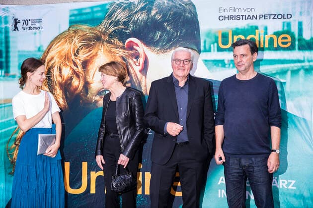 Bilder des Jahres 2020, Entertainment 07 Juli Entertainment Themen der Woche KW27 News Bilder des Tages Bundespraesident Frank-Walter Steinmeier (2R), seine Frau Elke Buedenbender (2L), Schauspielerin Paula Beer (L) und Regisseur Christian Petzold (R) bei der Vorstellung des Films Undine im Delphi Filmpalast in Berlin am 2. Juli 2020. Ab heute koennen Kinos unter Einhaltung von Abstand- und Hygienemassnahmen wieder fuers Publikum eroeffnen. Wiedereroeffnung der Kinos in Berlin *** German President Frank Walter Steinmeier 2R , his wife Elke Buedenbender 2L , actress Paula Beer L and director Christian Petzold R at the screening of the film Undine at the Delphi Filmpalast in Berlin on July 2, 2020 As of today, cinemas can reopen to the public, subject to distance and hygiene measures Reopening of cinemas in Berlin
