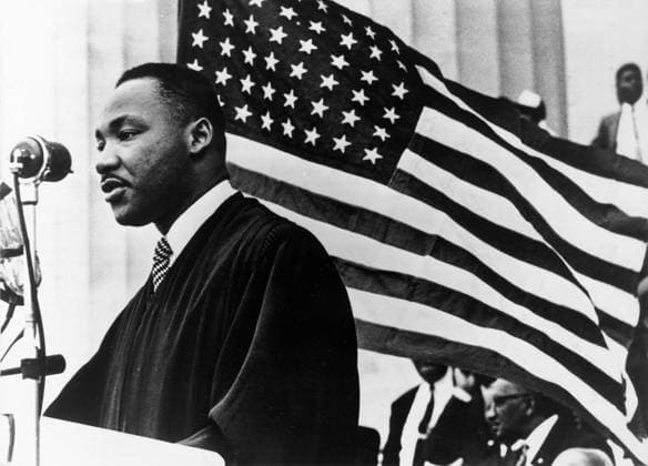 IMAGO History, U.S. Bürgerrechtsbewegung: 1954-1968 May 17, 1957 - Washington D.C., U.S. - Reverend MARTIN LUTHER KING JR a famous leader of the civil rights movement stands in front of a billowing American flag while preaching during the Prayer Pilgrimage for Freedom demonstration in front of the Lincoln Memorial on the National Mall. Washington D.C. U.S. - ZUMAk09_ 19570517_jes_k09_809 Copyright: xKEYSTONExPicturesx