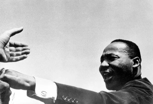 IMAGO History, U.S. Bürgerrechtsbewegung: 1954-1968 Archivbilder der Woche KW27 Aug. 28, 1963 - Washington DC, USA - Reverend MARTIN LUTHER KING JR. King shaking hands during The March on Washington for Jobs and Freedom. Washington D.C. U.S. - ZUMAk09_ 19630828_jes_k09_810 Copyright: xKEYSTONExPicturesx