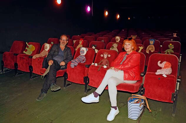 Bilder des Jahres 2020, Entertainment 07 Juli Entertainment Themen der Woche KW27 News Bilder des Tages Christos Acrivulis und Zazie de Paris bei der Wiedereröffnung des Programmkinos Klick in Charlottenburg nach dem Lockdown wegen der Corona-Epidemie. Statt der 83 Plätze dürfen bei Einhaltung der Abstandsregeln nur 18 Plätze belegt werden. Die Eintrittspreise sind gleich geblieben. Die Kuscheltiere stellt eine benachbarte Designerin in der Windscheidstraße zur Verfügung, die bei ihr auch gekauft werden können.Berlin, 02.07.2020 *** Christos Acrivulis and Zazie de Paris at the reopening of the art house cinema Klick in Charlottenburg after the lockdown due to the corona epidemic Instead of the 83 seats, only 18 seats may be occupied if the rules of distance are observed The admission prices have remained the same A neighbouring desig Foto:xT.xBartillax xFuturexImage