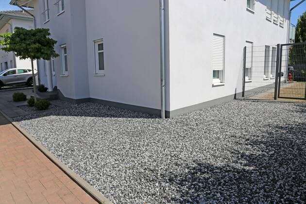 Ein Schottergarten als besonders negatives Beispiel. Auf Bepflanzung wurde fast vollständig verzichtet *** A gravel garden as a particularly negative example Planting was almost completely abandoned Copyright: xx
