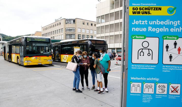 Foto Manuel Geisser 03.7.2020 Baden (AG) : Maskenpflicht in den Öffentlichen Verkehrsmitteln ,Reisende beim Busbahnhof Baden AG . Coronavirus