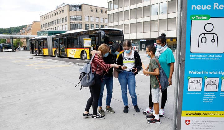 Foto Manuel Geisser 03.7.2020 Baden (AG) : Maskenpflicht in den Öffentlichen Verkehrsmitteln ,Reisende beim Busbahnhof Baden AG . Coronavirus
