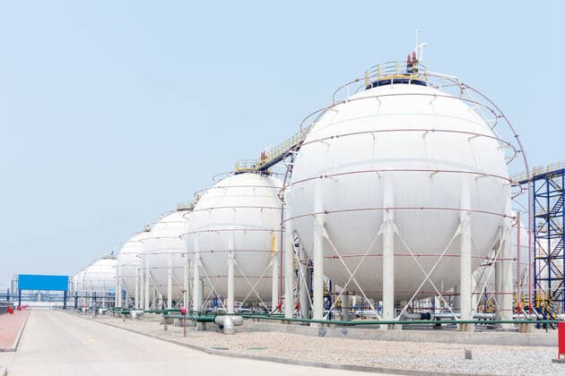 IMAGO Nature: Unsere Erde, Ressourcen, Erdöl tanks in oil depot in clear sky  379676749709049856