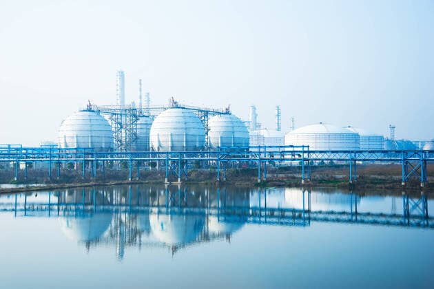 IMAGO Nature: Unsere Erde, Ressourcen, Erdöl oil refinery plant near river  379724982187196440