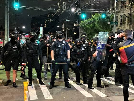 Bilder des Jahres 2020, News 07 Juli News Themen der Woche KW27 July 3, 2020, Seattle, Washington, U.S: Police hold the line at CHOP CHAZ (Capitol Hill Autonomous Zone) throughout the second night of raucous protest following the cops reclaiming of the East Precinct, which the city abandoned during the initial massive rallies in the wake of George Floyd s murder by police in Minneapolis. Protestors claim Seattle s Mayor broke her promise last week that Police wouldn t arrest and use tear gas against them, and they vow to keep agitating police and even local residents until the city defunds the police by 50% and redirects the funds to much needed housing for the poor and other social services. Seattle U.S. - ZUMAk144 20200703_znp_k144_003 Copyright: xAmyxKatzx