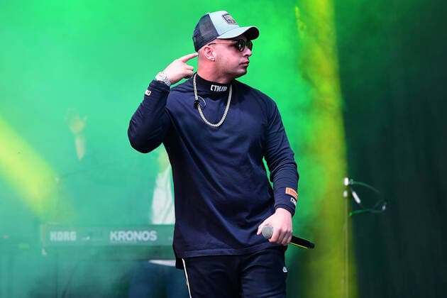 Bilder des Jahres 2020, Entertainment 07 Juli Entertainment Themen der Woche KW27 Entertainment Bilder des Tages Pietro Lombardi - Live am 03.07.2020 im Autokino am Moviepark in Bottrop Pietro Lombardi steht am 03.07.2020 im Autokino am Moviepark in Bottrop auf der Bühne. *** Pietro Lombardi Live on 03 07 2020 at the drive-in cinema at the Moviepark in Bottrop Pietro Lombardi will be on stage at the drive-in cinema at the Moviepark in Bottrop on 03 07 2020 xRx