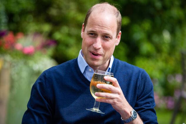 Bilder des Jahres 2020, Entertainment 07 Juli Entertainment Themen der Woche KW27 Entertainment Bilder des Tages . 03 07 2020. Snettisham, Norfolk, United Kingdom. Prince William, The Duke of Cambridge has a drink of cider during a visit to he Rose & Crown pub in Snettisham, Norfolk, United Kingdom, as it prepares to re-open following the easing of the Coronavirus lockdown. The Prince spoke to the pubÕs landlord and staff members about their experiences of the pandemic, and how they have adapted their operations in order to allow them to return to a new normal.  xPoolx xi-Imagesx IIM-21359-0005