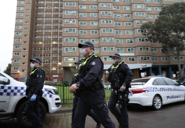 MELBOURNE COVID-19 PUBLIC HOUSING LOCKDOWN, Police are seen enforcing a lockdown at public housing towers on Racecourse Road in Flemington, Melbourne, Saturday, July 4, 2020. Victoria has recorded 108 new coronavirus cases, forcing the lockdown of nine public housing towers and two more Melbourne postcodes. ( NO ARCHIVING, EDITORIAL USE ONLY, NO USE IN BOOKS WITHOUT CONSENT MELBOURNE VIC AUSTRALIA  Copyright: xDAVIDxCROSLINGx 20200704001477878833