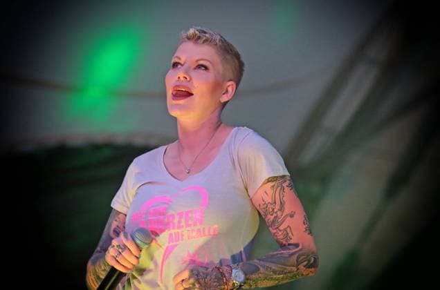 Bilder des Jahres 2020, Entertainment 07 Juli Entertainment Themen der Woche KW27 Melanie Müller bei ihrem Auftritt auf Rügen - sie hatte also nicht nur ein Herz für Malle *** Melanie Müller at her performance on Rügen - she had not only a heart for Malle