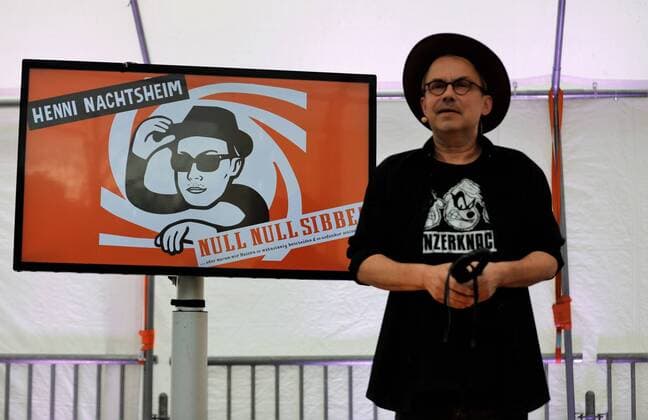 Bilder des Jahres 2020, Entertainment 07 Juli Entertainment Themen der Woche KW27 Entertainment Bilder des Tages 04.07.2020 Offenbach am Main, Parkside Studio Parkside im Hof - Livemusik - Konzert - Open Air Festival Henni Nachtsheim - Best-of-Soloprogramm: Null Null Sibbe! *** 04 07 2020 Offenbach am Main, Parkside Studio Parkside im Hof Live Music Concert Open Air Festival Henni Nachtsheim Best of Soloprogram Zero Zero Sibbe