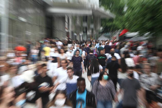 Nach der Lockerung der Schutzmaßnahmen und Wiedereröffnung der Geschäfte sieht die Einkaufsstraße und Fußgängerzone Zeil in der Innenstadt Frankfurt wieder so wie vor der Coronakrise aus: mit großem Andrang von Personen, die weitgehend nicht den gebotenen Mindestabstand zueinander einhalten, Hessen, Deutschland