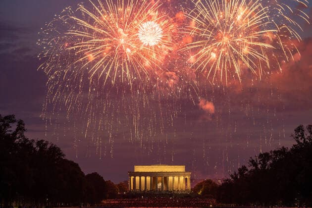 Bilder des Jahres 2020, News 07 Juli News Themen der Woche KW27 News Bilder des Tages Fireworks are set off over the Lincoln Memorial as President Donald J. Trump and First Lady Melania Trump host the 2020 Salute to America to celebrate America s Independence Day in Washington, DC on Saturday, July 4, 2020.  WAP20200704267 KENxCEDENO