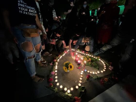 Bilder des Jahres 2020, News 07 Juli News Themen der Woche KW27 July 4, 2020, Seattle, Washington, U.S: Candlelight vigil on July 4th with flowers and prayers for Summer Taylor and Diaz Love, two women protestors struck by a car on the 5 Freeway in the early morning hours of July 4, 2020 in Seattle Washington. The vigil was part of a protest held at Westlake Center Park, after protestors walked there from the CHOP Zone on Broadway and Pike. News of Summer Taylor s death in the IC unit of the hospital came as protestors were gathered together for the vigil. Diaz is still alive, but in critical condition. Seattle U.S. - ZUMAk144 20200704_znp_k144_006 Copyright: xAmyxKatzx