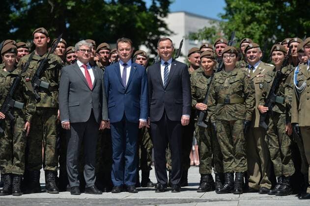 Bilder des Jahres 2020, News 07 Juli News Themen der Woche KW27 News Bilder des Tages Polen, Andrzej Duda während der Vereidigung von Soldaten in Nowa Deba Nowa Deba, 05.07.2020. Prezydent Andrzej Duda i minister obrony Mariusz Blaszczak na uroczystosci zlozenia przysiegi wojskowej przez zolnierzy 3. Podkarpackiej Brygady Obrony Terytorialnej N z Andrzej Duda, Mariusz Blaszczak Foto: Nikoff Newspix.pl --- Newspix.pl  DSC_6335