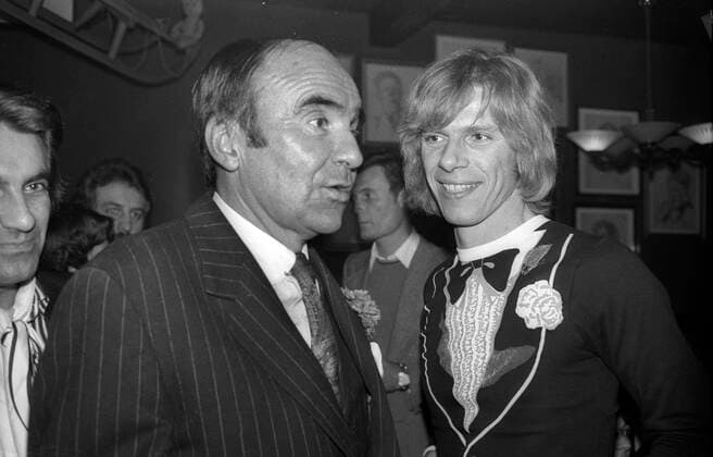Kay Wörsching, Gastronom, Wirt, KayÕs Bistro, München Vorstadthochzeit. Fasching Karneval Eröffnung Kays Bistro Viktualienmarkt Johannes von Thurn und Taxis Dezember 1976 *** Kay Wörsching, gastronomer, landlord, KayÕs Bistro, Munich Suburban Wedding Carnival Opening of KayÕs Bistro Viktualienmarkt Johannes von Thurn und Taxis December 1976 Copyright: xHeinzxGebhardtx