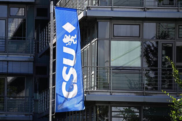 CSU Flagge vor der CSU Landesleitung. Pressestatement Markus SOEDER (Ministerpraesident Bayern und CSU Vorsitzender) vor CSU Vorstandssitzung in der CSU Zentrale in Muenchen am 06.07.2020