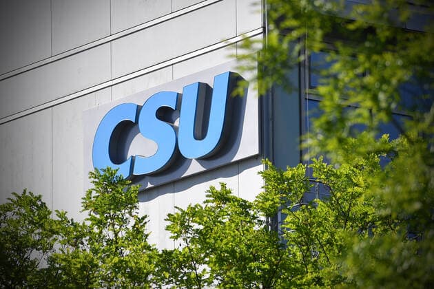 CSU Logo ,Wappen an der Aussenfassade der CSU Landesleitung, Pressestatement Markus SOEDER (Ministerpraesident Bayern und CSU Vorsitzender) vor CSU Vorstandssitzung in der CSU Zentrale in Muenchen am 06.07.2020