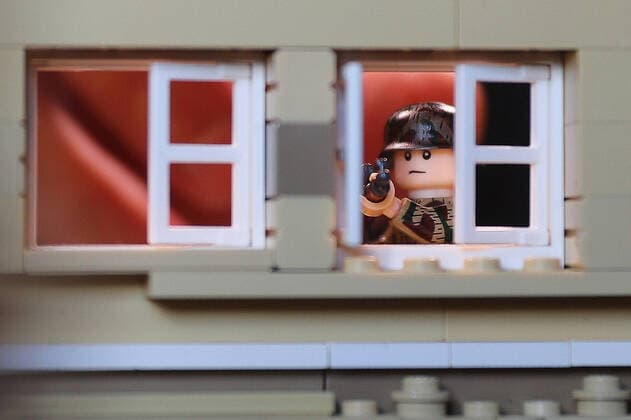 Bilder des Jahres 2020, Entertainment 07 Juli Entertainment Themen der Woche KW28 Entertainment Bilder des Tages Moskau, Konstantin Starowerow dreht LEGO-Stop-Motion-Kriegsfilm VLADIMIR, RUSSIA - JULY 6, 2020: A Lego minifigure depicting a Nazi sniper on set of a LEGO stop-motion animation movie titled Battle for Berlin at Brickfilm maker and blogger Konstantin Staroverov s studio. Konstantin developed a passion for Lego animation because of his son and started filming short movies for his YouTube channel Lego Master. It can take up to 1.5 hour to film a second of a LEGO stop-motion animation movie and 3-4 weeks to film the whole movie. Vladimir Smirnov TASS  TS0DF521