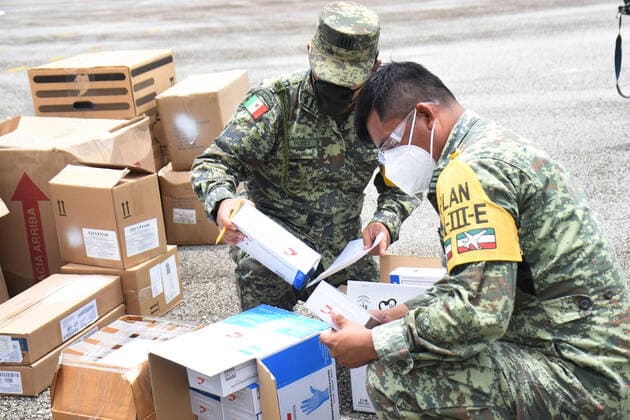 Coronavirus, Eindrücke aus Mexiko Delivery of Medical Supplies by the Mexican army CHETUMAL, MEXICO - JULY 5: A military officer unloads medical supplies at Chetumal International Airport to hospitals in the health sector as part of the actions implemented by the Mexican army to confront the contingency caused by Covid-19. The Secretary of National Defense has moved 4,914,06 tons of medical supplies in different states of the country to face this pandemic. On July 6, 2020 in Chetumal, Mexico. Please contact your Local office representative for commercial use. **Mandatory Credit** **World Rights ** Chetumal Mexico Copyright: IlianaxSuarez