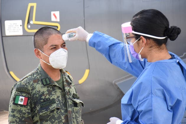 Coronavirus, Eindrücke aus Mexiko Delivery of Medical Supplies by the Mexican army MERIDA, MEXICO - JULY 5: Health worker checks temperature to a military officer before unloads medical supplies at Merida International Airport to hospitals in the health sector as part of the actions implemented by the Mexican army to confront the contingency caused by Covid-19. The Secretary of National Defense has moved 4,914,06 tons of medical supplies in different states of the country to face this pandemic. On July 6, 2020 in Merida, Mexico. Please contact your Local office representative for commercial use. **Mandatory Credit** **World Rights ** Merida Mexico Copyright: IlianaxSuarez