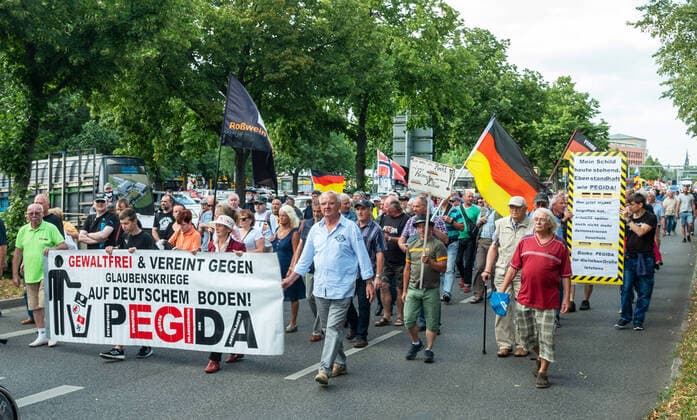 News Bilder des Tages GER Sachsen Dresden - PEGIDA nach wie vor regelmaessig montags bei einer Kundgebung - heute auf dem Neumarkt vor der Frauenkirche - und mit Demozug durch Dresdens Innenstadt 060720 ddbd
