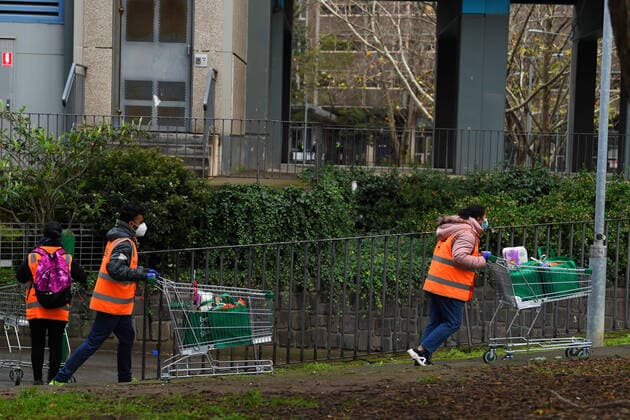 PUBLIC HOUSING COVID-19 CLUSTER MELBOURNE, People arrive with food in shopping trollies which will be distributed by firefighters throughout a public housing tower in North Melbourne, Tuesday, July 7, 2020. Nine towers in Flemington and North Melbourne were locked down on Saturday in an effort to slow the spread of coronavirus, with 3000 residents unable to leave their apartments for any reason for at least five days. ( NO ARCHIVING, EDITORIAL USE ONLY, NO USE IN BOOKS WITHOUT CONSENT MELBOURNE VIC AUSTRALIA  Copyright: xJAMESxROSSx 20200707001478527177