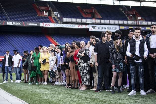 ROTTERDAM - Leerlingen ontvangen hun diploma in De Kuip. Wegens de maatregelen rondom het coronavirus vindt de diplomauitreiking van Het Lyceum Rotterdam op aangepaste wijze plaats. ANP PIETER STAM DE JONGE Copyright: xHollandsexHoogtex xxANPx x416831327x