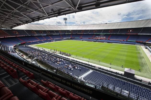 ROTTERDAM - Leerlingen tijdens ontvangen hun diploma in De Kuip. Wegens de maatregelen rondom het coronavirus vindt de diplomauitreiking van Het Lyceum Rotterdam op aangepaste wijze plaats. ANP PIETER STAM DE JONGE Copyright: xHollandsexHoogtex xxANPx x416831934x