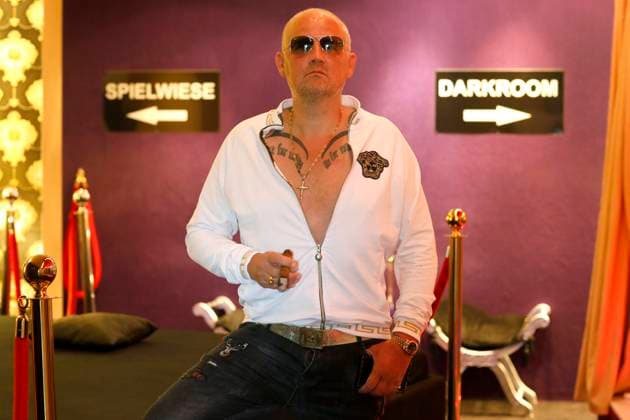 11.06.2020 Dorsten Alexander von Anhalt baut seinen Swinger Club Villa Palazzo um und gestaltet daraus eine Spielhalle . Auf Grund von Corona dürfen keine Gäste mehr swingern kommen . *** 11 06 2020 Dorsten Alexander von Anhalt rebuilds his swingers club Villa Palazzo and turns it into an amusement arcade Due to Corona no more guests are allowed to swing