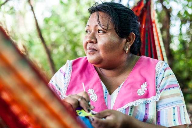 IMAGO Cultures of the world, Wayuu Volk in Kolumbien Middle-aged Wayuu indigenous woman knitting in a chinchorro or Colombian hammock. Knitting, crocheting and weaving are fundamental to the social and economic lives of Wayuu women in La Guajira, Colombia. Uribia Colombia Copyright: xJasonxRothex JRO_COL-1325