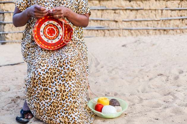 IMAGO Cultures of the world, Wayuu Volk in Kolumbien A young Wayuu indigenous woman knitting a mochila , or traditional handbag, in a Wayuu Rancheria. Knitting, crocheting and weaving are fundamental to the social and economic lives of Wayuu women in La Guajira, Colombia. Uribia Colombia Copyright: xJasonxRothex JRO_COL-1719