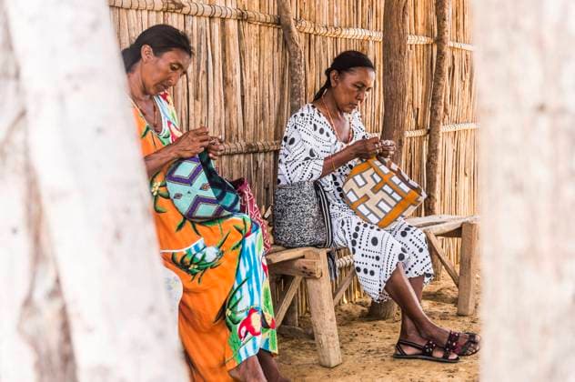 IMAGO Cultures of the world, Wayuu Volk in Kolumbien Two Wayuu indigenous women knitting mochilas , or traditional handbags, in a rancheria , or rural settlement. Knitting, crocheting and weaving are fundamental to the social and economic lives of Wayuu women in La Guajira, Colombia. Uribia Colombia Copyright: xJasonxRothex JRO_COL-2-3