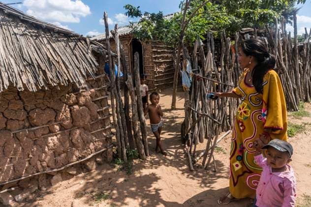 IMAGO Cultures of the world, Wayuu Volk in Kolumbien Outside a Wayuu indigenous family home in a rancheria , or traditional rural settlement, in La Guajira, Colombia. Uribia Colombia Copyright: xJasonxRothex JRO_COL-9027