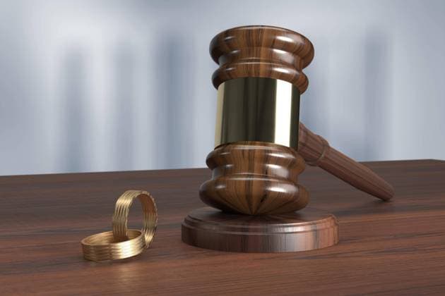  Richterhammer mit zwei Eheringen, Scheidung *** Judges hammer with two wedding rings, divorce Copyright: imageBROKER/StefanxKlein ibxstk05796379.jpg