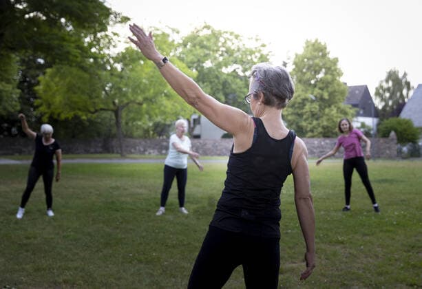 IMAGO Creative: Zivildienst und ehrenamtliches Engagement Trainerin leitet eine Sportgruppe aelterer Damen an, Bonn, 15.06.2020. Der Sport findet wegen der Coronakrise und der Ansteckungsgefahr im Freien statt. Bonn Deutschland *** Trainer leads a sports group of older women, Bonn, 15 06 2020 The sport takes place outdoors because of the corona crisis and the danger of infection Bonn Germany Copyright: xUtexGrabowsky photothek.netx