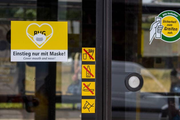Berlin, Maskenpflicht im ÖPNV Deutschland, Berlin - 29.06.2020: Im Bild ist ein Schild das zum Tragen einer Maske aufruft an einer Straßenbahntür zu sehen. Berlin Berlin Deutschland
