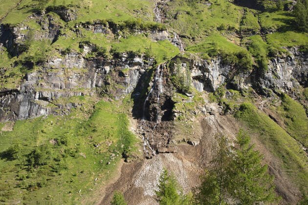 wild abfliessendes Schmelzwasser stuerzt ueber Felskanten zum Lawinenschuttkegel, Oesterreich, Kaernten, Nationalpark Hohe Tauern maeltwater draining off und running over the cliff edge to an avalance detritic cone, Austria, Carinthia, Nationalpark Hohe Tauern BLWS621404 *** wild meltwater rushing over rock edges to the avalanche debris cone, Austria, Carinthia, Nationalpark Hohe Tauern maeltwater draining off and running over the cliff edge to an avalanche detritic cone, Austria, Carinthia, Nationalpark Hohe Tauern BLWS621404 Copyright: xblickwinkel A.xHartlx