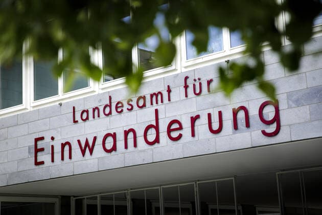 Schriftzug am Gebaeude des Landesamts fuer Einwanderung in Berlin, 07.07.2020. Berlin Deutschland *** Writing on the building of the State Office for Immigration in Berlin, 07 07 2020 Berlin Germany Copyright: xJaninexSchmitz photothek.netx