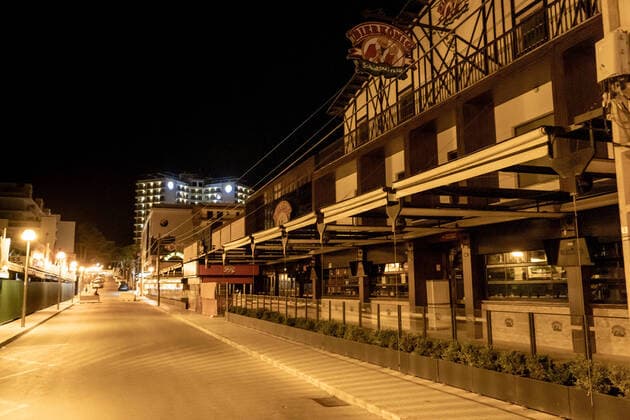 Playa de Palma - Schinkenstraße mit Bierkönig Corona-bedingt geschlossen Partymeile am Abend gegen 23:00 Uhr;Playa de Palma - Schinkenstraße mit Bierkönig Corona-bedingt geschlossen Partymeile am Abend gegen 23:00 Uhr, Mallorca Belearen Spanien Playa de Palma