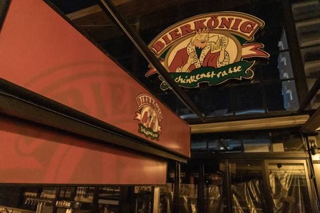 Playa de Palma - Schinkenstraße mit Bierkönig Corona-bedingt geschlossen Partymeile am Abend gegen 23:00 Uhr;Playa de Palma - Schinkenstraße mit Bierkönig Corona-bedingt geschlossen Partymeile am Abend gegen 23:00 Uhr, Mallorca Belearen Spanien Playa de Palma *** Playa de Palma Ham street with beer king Corona conditionally closed Party mile in the evening around 23 00 hrs Playa de Palma Ham street with beer king Corona conditionally closed Party mile in the evening around 23 00 hrs, Mallorca Belearen Spain Playa de Palma