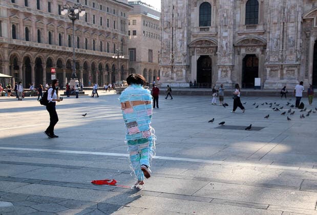 foto ipp clemente marmorino milano 09 07 2020 performance artistica per l emergenza coronavirus nella foto un artista cinese vestito interamente con mascherine chirurgiche in piazza duomo