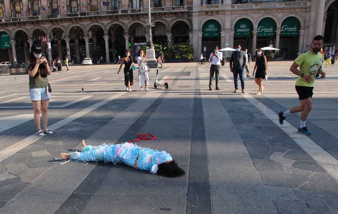 foto ipp clemente marmorino milano 09 07 2020 performance artistica per l emergenza coronavirus nella foto un artista cinese vestito interamente con mascherine chirurgiche in piazza duomo