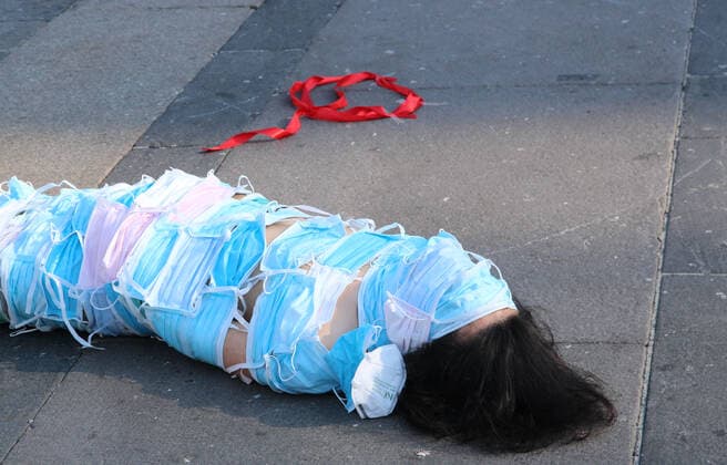 foto ipp clemente marmorino milano 09 07 2020 performance artistica per l emergenza coronavirus nella foto un artista cinese vestito interamente con mascherine chirurgiche in piazza duomo