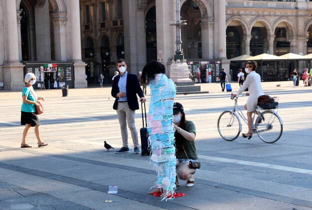 foto ipp clemente marmorino milano 09 07 2020 performance artistica per l emergenza coronavirus nella foto un artista cinese vestito interamente con mascherine chirurgiche in piazza duomo
