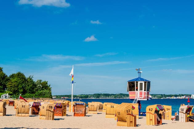 Kiel Eckernförde 9.07.2020 Innenministerin Sabine Sütterlin-Waack auf Sommertour in Eckernförde - Unsere Wasserrettung lebt vom ehrenamtlichen Engagement ECKERNFÖRDE. Auf ihrer Sommertour hat sich Schleswig-Holsteins Innenministerin Sabine Sütterlin-Waack heute (09. Juli 2020) in Eckernförde über die Situation der Wasserrettung im Corona-Sommer informiert. Ich bin beeindruckt, wie absolut professionell sich die ausschließlich ehrenamtlichen Rettungsschwimmerinnen und Rettungsschwimmer auf diese Ausnahmesituation eingestellt haben. Es ist wirklich großartig, dass auch im Corona-Sommer ausreichend Personal zur Verfügung steht, um unsere Strände abzusichern. Dafür ein ganz großes Dankeschön an alle Beteiligten, sagt