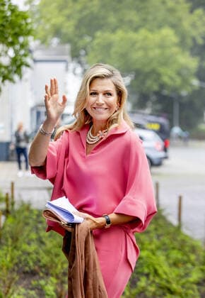 09-07-2020 Hilversum Queen Máxima arriving for the presentation of the online announcement with this year s ceremony is Buddies Are You Together (Maatjes ben je Samen) of the winners of the Apples of Orange of the Orange Fund at Studio 47 in Hilversum. Three congratulatory teams handed out the prizes to the winners on location. Due to the measures concerning the corona virus, the traditional presentation could not take place. The prizes are awarded to three initiatives that link volunteers for a longer period of time to people who can use extra help. The prize consists of a bronze statue and a sum of 15,000 euros.  Copyright: xPPEx