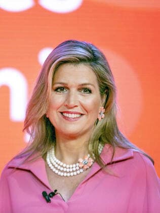09-07-2020 Hilversum Queen Máxima arriving for the presentation of the online announcement with this year s ceremony is Buddies Are You Together (Maatjes ben je Samen) of the winners of the Apples of Orange of the Orange Fund at Studio 47 in Hilversum. Three congratulatory teams handed out the prizes to the winners on location. Due to the measures concerning the corona virus, the traditional presentation could not take place. The prizes are awarded to three initiatives that link volunteers for a longer period of time to people who can use extra help. The prize consists of a bronze statue and a sum of 15,000 euros.  Copyright: xPPEx